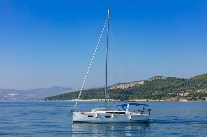 Beneteau Oceanis 38.1 - 